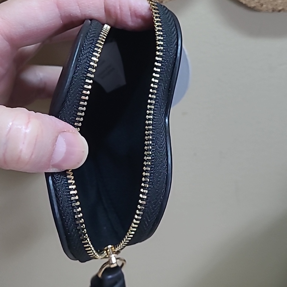 Quo Heart Pouch Black Vegan Leather Gold-tone Hardware 4"×4"×1" Strap Drop 7" - Picture 3 of 5